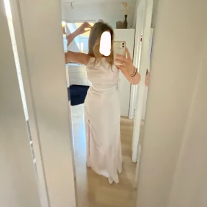 Babyrosa satin långklänning/balklänning - Babyrosa/ljusrosa satin långklänning som passar perfekt till bal, event, bröllop osv.. Klänningen är helt ny med lapp kvar (endast testad) passar för både S och M skulle jag ändå säga💕 klänningen har en väldigt vacker öppen rygg med bl.a. lite spets och en slits framtill. Skriv ifall ni har några frågor eller vill ha mer bilder💕