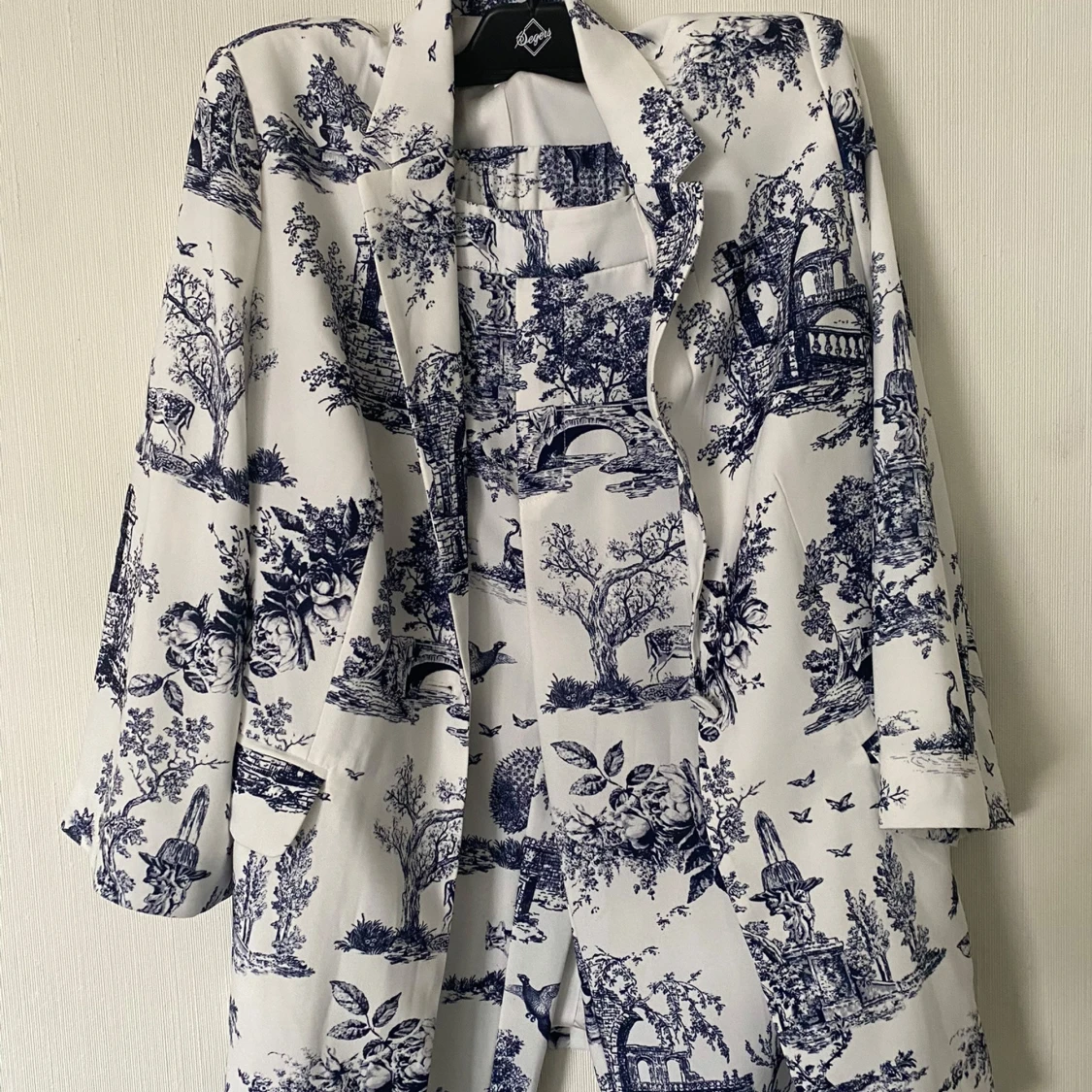 Vit och blå kostymset