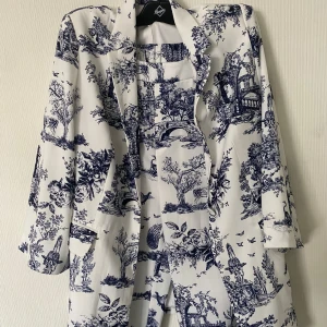 Vit och blå kostymset - Helt ny kostymset som inte är använd eftersom den ej passar mig 😊