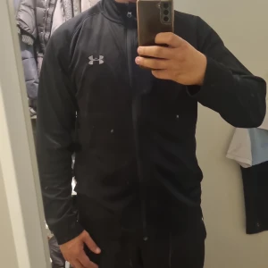 Under armour zip tröja/träningsjacka - Mycket fint skick inga defekter. Passar som en herr L fastän det står m alltså den är stor I modellen.