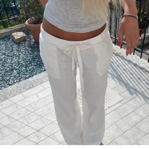 Alobha linnebyxor  - Säljer byxorna. Lite använda där nere, köpte de så, tjejen hade även sytt upp de lite men passar mig bra som är 164. De passar inte mig längre vill ha S så om ni vill byta skriv