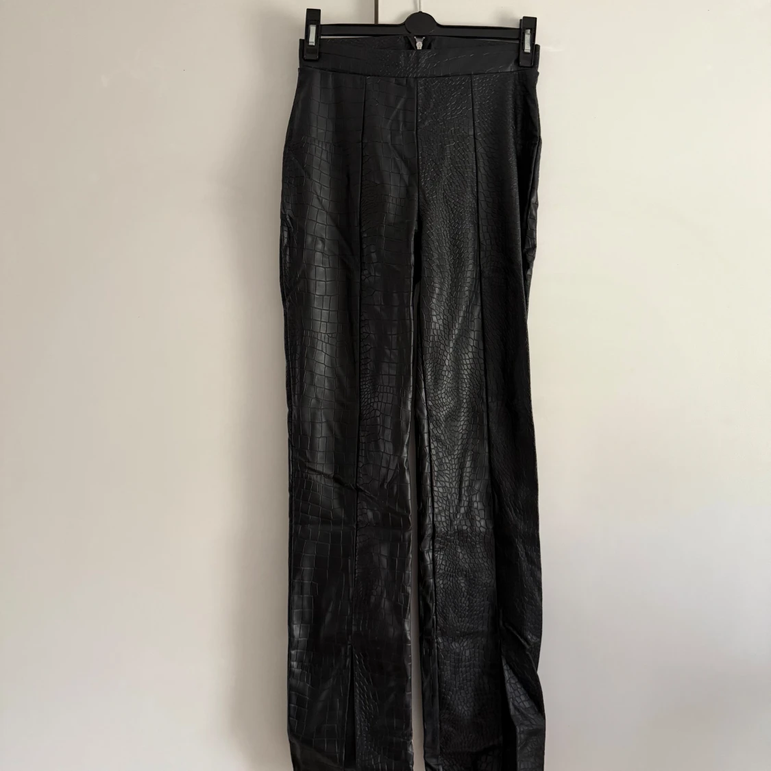 Svarta byxor i fejkskinn med krokodilmönster