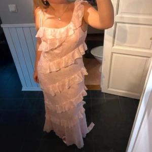 Balklänning  - Säljer min super söta balklänning ifrån Boohoo som är svår att få tag på! Den är endast använd en gång. Jag är 170cm och den går ner till golvet. Storleken är 44 men den är väldigt liten i storleken. Den är bra på mig som vanligtvis är 38!💓💗💗