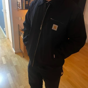 Carhartt jacka - Carhartt reworked Detroit jacket black - killen på bilden är 183cm lång! - Pris kan självklart diskuteras.