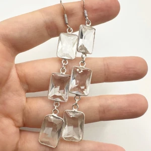 Långa handgjorda örhängen i äkta silver med bergkristall – unikt hantverk - Handgjorda örhängen i 925 sterling silver med äkta bergkristall. Stämplade med 925. Stilrena men iögonfallande med vacker tyngd och fall. Bergkristall sägs symbolisera klarhet och inre balans. Varje par är unikt – inget massproducerat. Längd: ca 8 cm. Skick: Ny/oanvänd. Fäste: Krokar. Ingen prutning – bundlerabatt ges. Kika gärna på mina andra annonser också! 