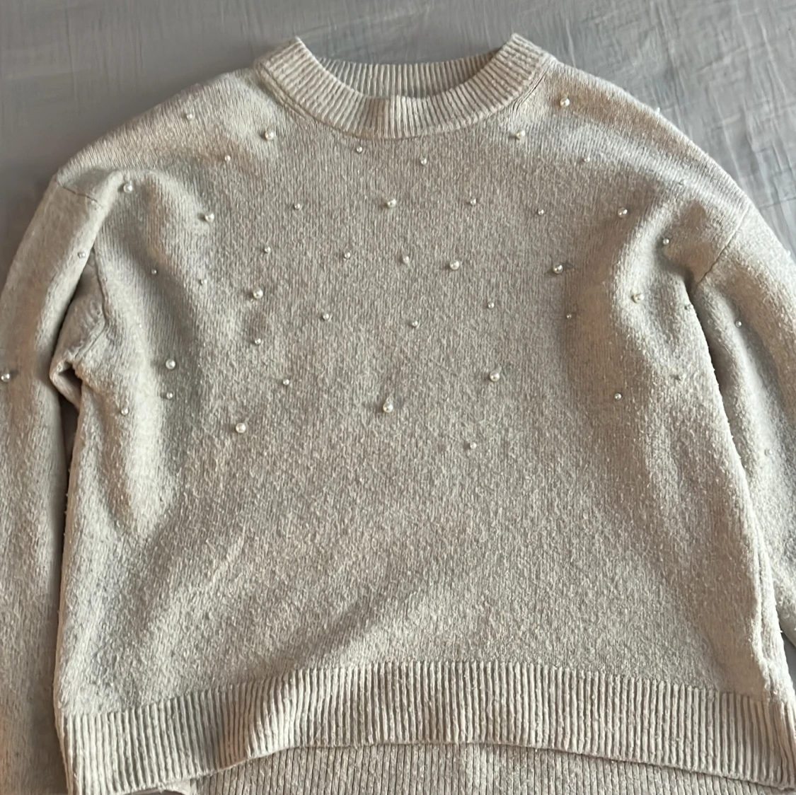 Kräm vit  stickad tröja med pärlor från H&M - 1