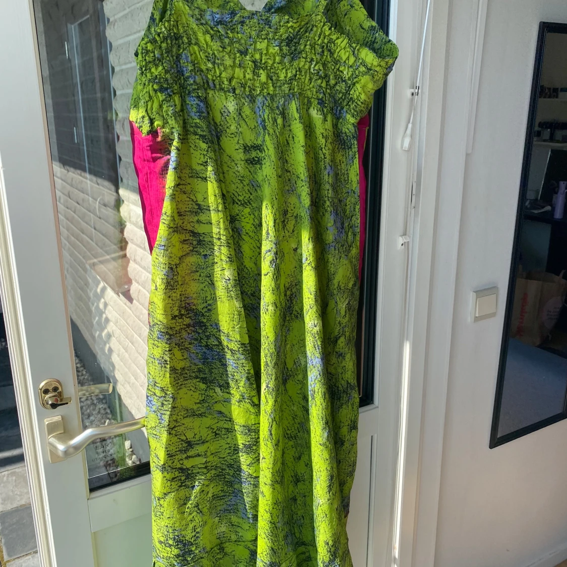 Färgstark långklänning med tropiskt mönster - 3