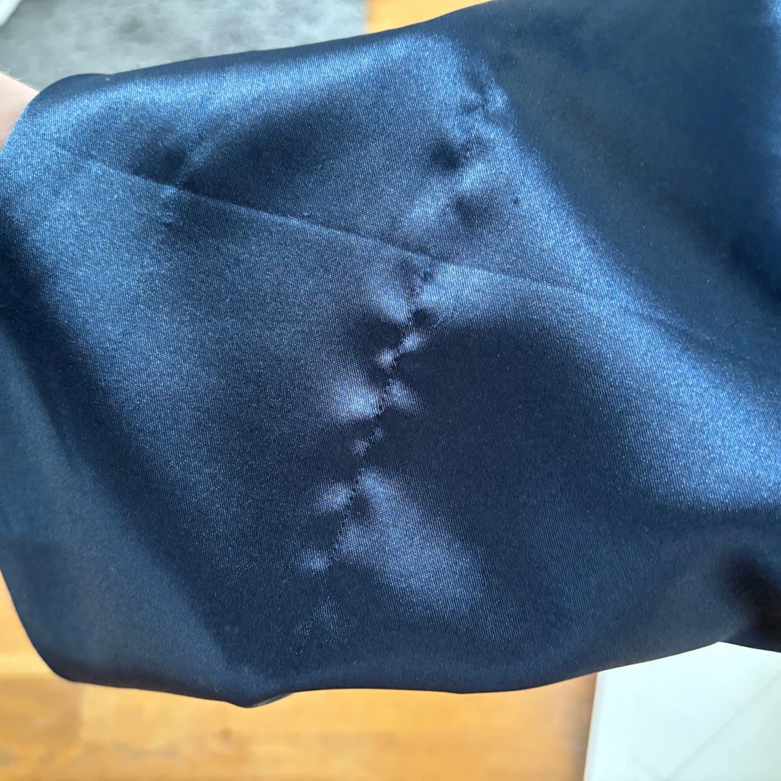 Marinblå balklänning med smala axelband - 2