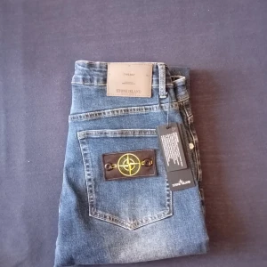 Stone Island jeans Blå - Storlek: W32 L:36. Säljer ett HELT nya par blåa jeans från Stone Island med ikonisk patch på bakfickan. Perfekt fö dig som har olika stilar eftersom dom här passar med allt! Pris kan diskuteras!!! Om du vill veta något mer så kan du bara fråga!