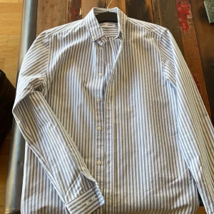 Skjorta från Samsøe  - Säljer en helt ny samsøe skjorta. Helt perfekt för sommaren. Nypris ligger på 1500 kr men sänker billigt. Skriv privat för fler frågor! 