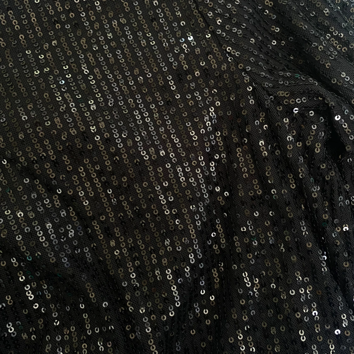 Svart paljettklänning med lång ärm - 1