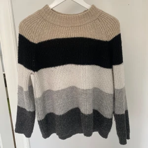 Randig stickad tröja - Säljer stickad tröja från ONLY! Bra skick förutom ett liiiiteeet hål på baksidan.. Pr is kan diskuteras 😊