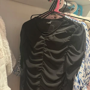 Svart fest topp - Från Gina Tricot, använd ett fåtal gånger.