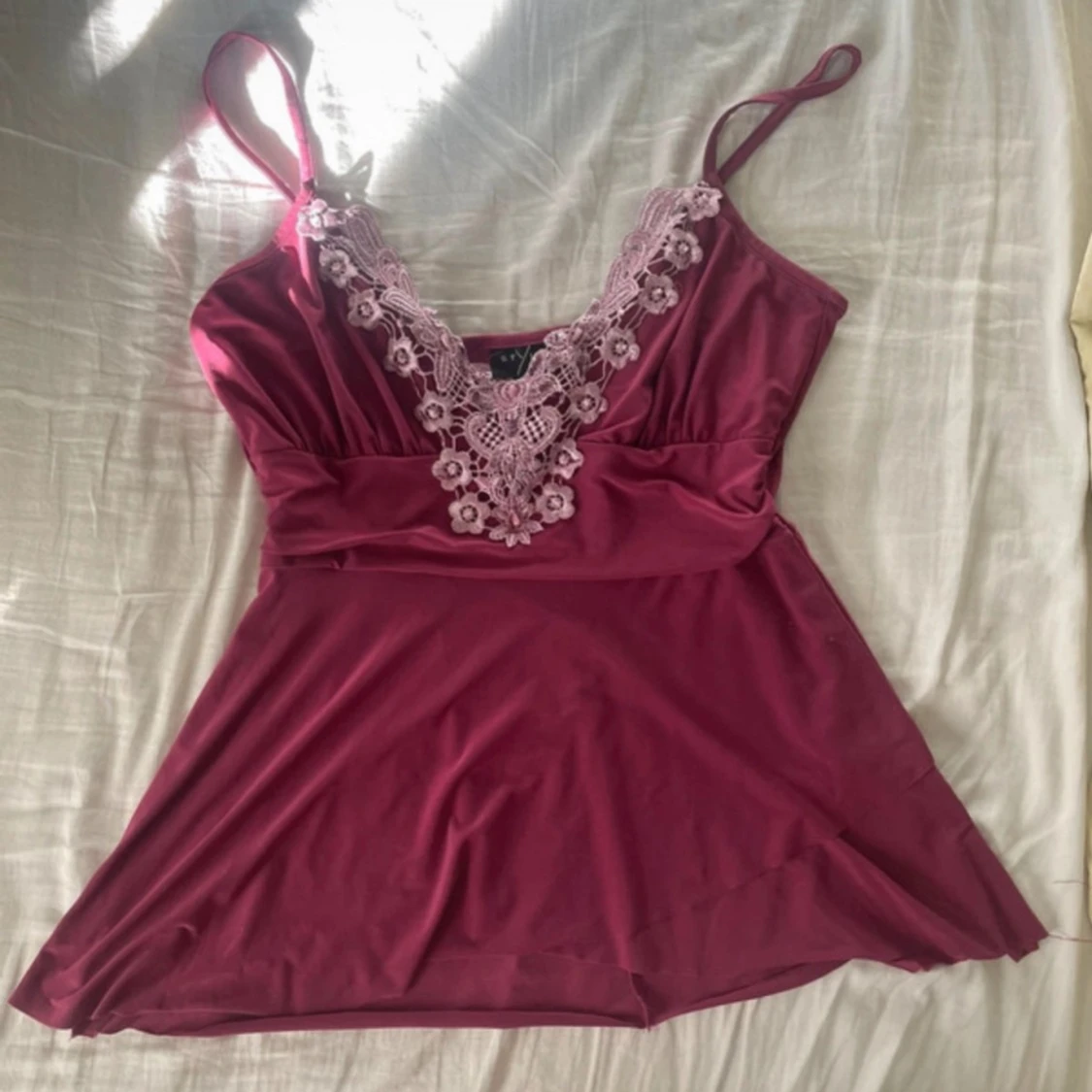 Rosa unik topp med spetsdetaljer