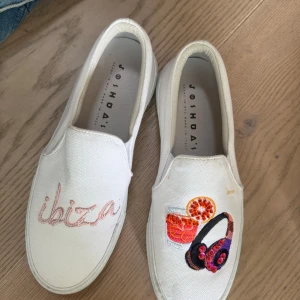 Vita sneakers från Joshua - Vita sneakers från josuha 💞