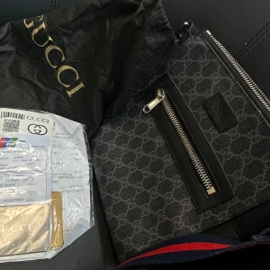 Svart axelväska från Gucci - Hejsan idag vare dax o rensa bort alla saker som har me gucci och göra eftersom jag gillar inte Gucci länge ja kan inte tänka mig att ja ska sälja min favorit axelväska som jag haft nu i 2 år kvitto finns med som ni ser på bilden och ett medlemskort där ni kan få speciella erbjudanden just från Gucci ni hittar inte sån enkelt man måste köpa flera saker för att få den som present och det fick jag väskan e felfri. 
