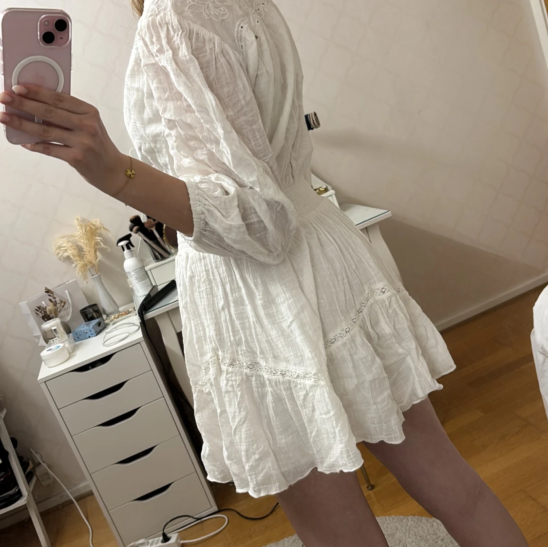 Vit klänning med spetsdetaljer - 1