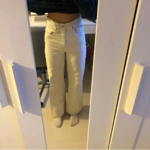 Levis High Waist Jeans - Säljer ett par vita highwaist jeans från Levi’s. Välanvända. Jag är 160cm och dessa skulle passa dig som är lite kortare, kanske 155cm (om du vill att jeansen ska nå ner till hälarna)? Kontakta vid frågor😇 köparen står för frakten.  Färg: Krämvit