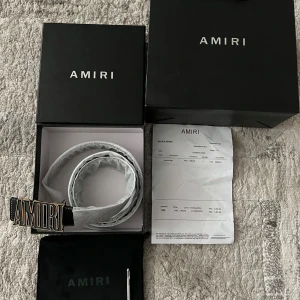 Amiri bälte  - Hej jag säljer mitt helt nya Amiri bälte i storleken 110cm. Bältet är i färgen svart och guld bältet är som sagt helt nytt och kommer med kvitto och alla originella tillbehör. Vid intresse kan du höra av dig vid minsta lilla fråga😁👍🏼