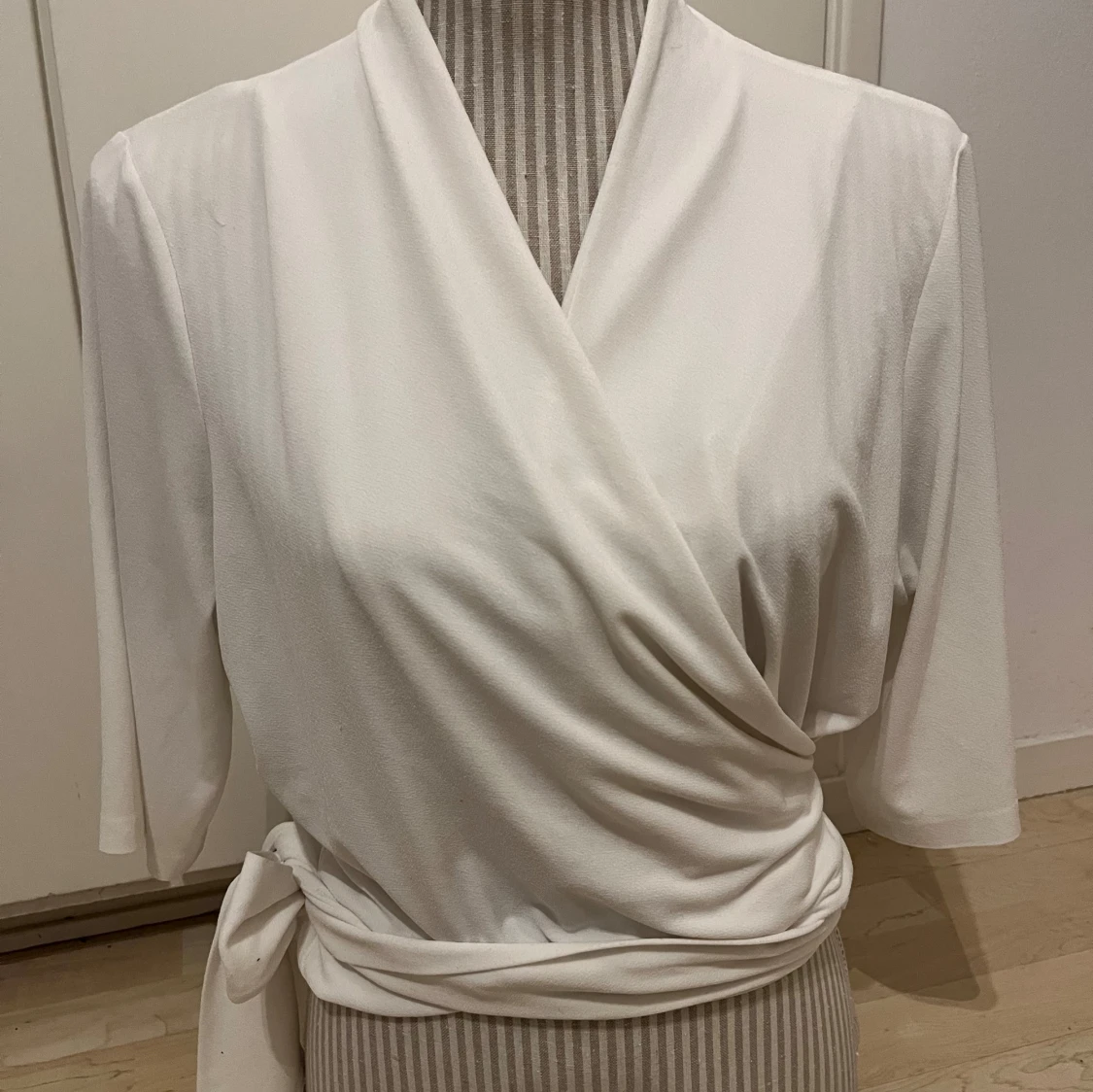 Vit omlottopp med knytband