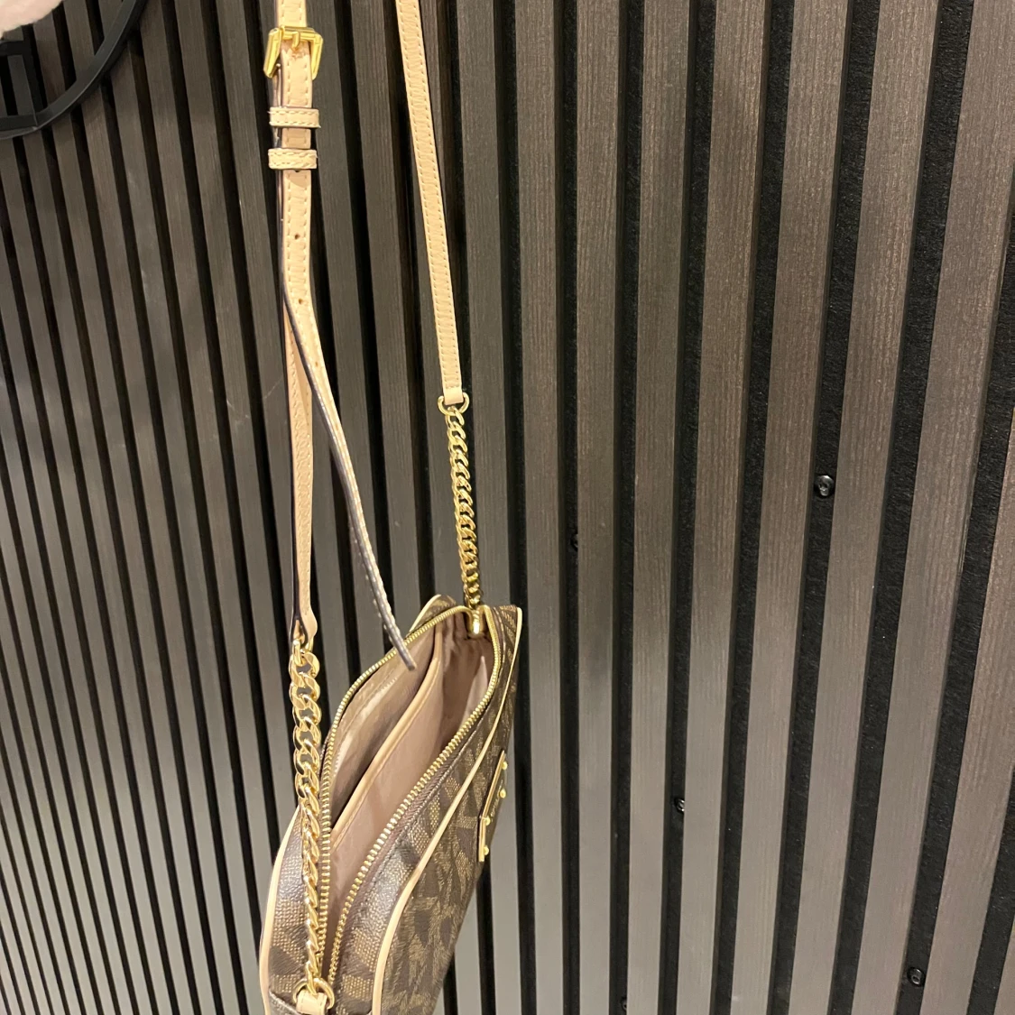 Brun axelväska från Michael Kors - 4