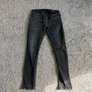 Dondup George Jeans - Tjena! Säljer nu mina snygga Jeans ifrån Dondup. Modellen är George! Skicket på jeansen är 9,5/10, som nya! Jeansen är i storlek 31. Endast jeansen medföljer. Vid fler frågor/bilder är det bara och höra av sig! 
