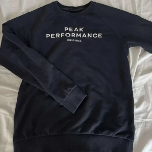 Tröja från Peak Performance - Säljer en tröja från Peak Performance. Den är använd ett fåtal gånger, men är i mycket bra skick!❤️ nypriset är kanske 700kr?❤️
