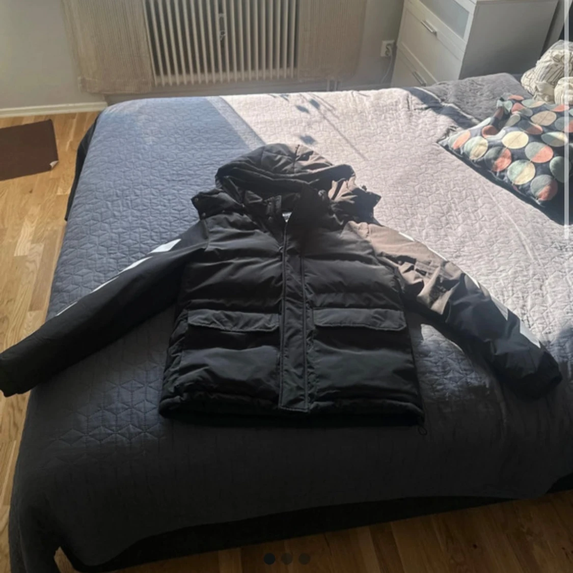 Svart pufferjacka med vita Off-White detaljer - 1