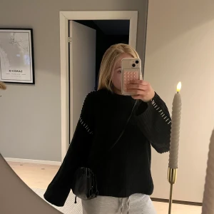 Svart stickad tröja från Gina Tricot - Tröja från gina, storlek xs, två st defekter (se bild 4 och 5) 🩶🩶