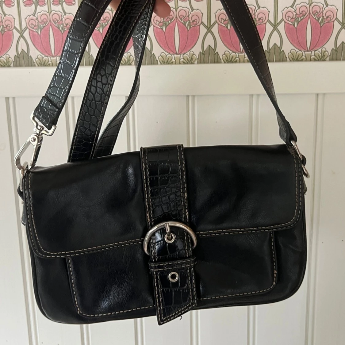Svart axelväska med spänne