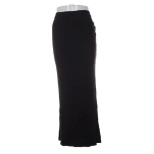 Svart långkjol från BikBok - Säljer en svart långkjol från BikBok. Kjolen är i mjukt material och lång i längden! Bra skick, storlek m  