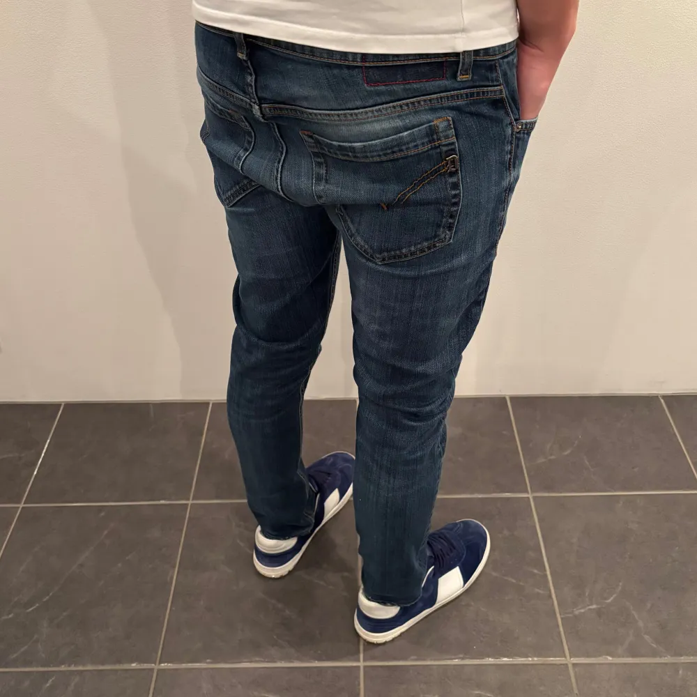 Dondup Jeans George! Trendigaste jeansen på marknaden. Skick= 9,5/10 Ny pris= 4000 kr Säljs för= 899 kr (Modellen är destroyed från fabrik vilket är väldigt populärt). Farkut & Housut.