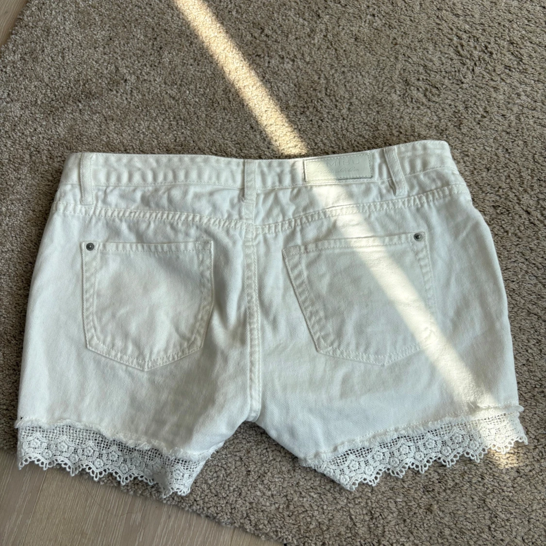 Vita jeansshorts med spets  - 3