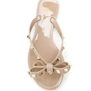 Valentino rockstud sandaler - Äkta valentino rockstud sandaler! Det är den beiga färgen men bilderna jag tog fångade inte upp färgen bra (det är mina bilder) Nypris är ca 4000kr🫶🏼