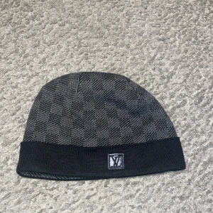 Luis Vuitton beanie - Mössa använd när jag var yngre som passar inte mig längre 