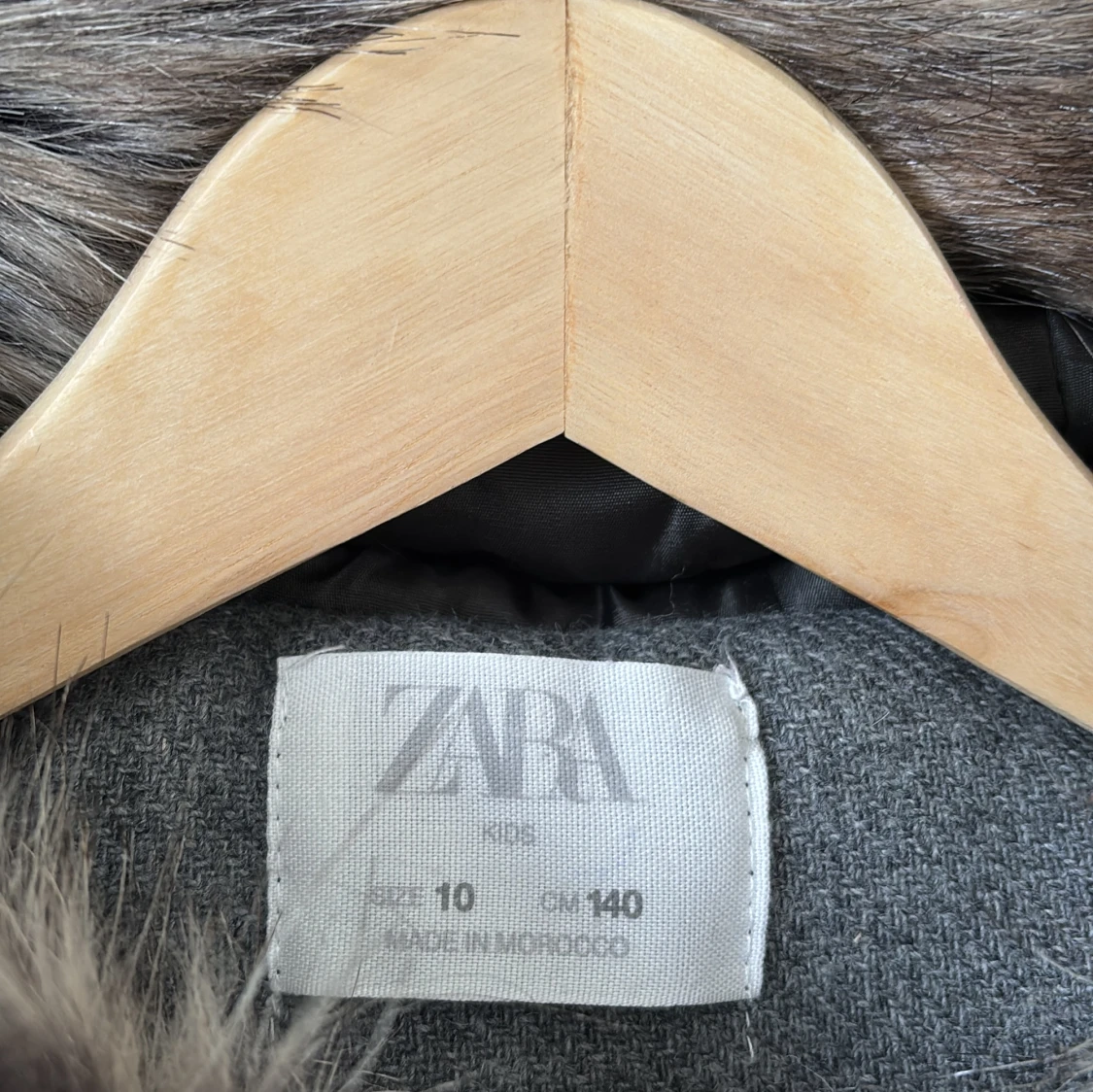 Grå kappa med pälsdetalj från Zara - 3