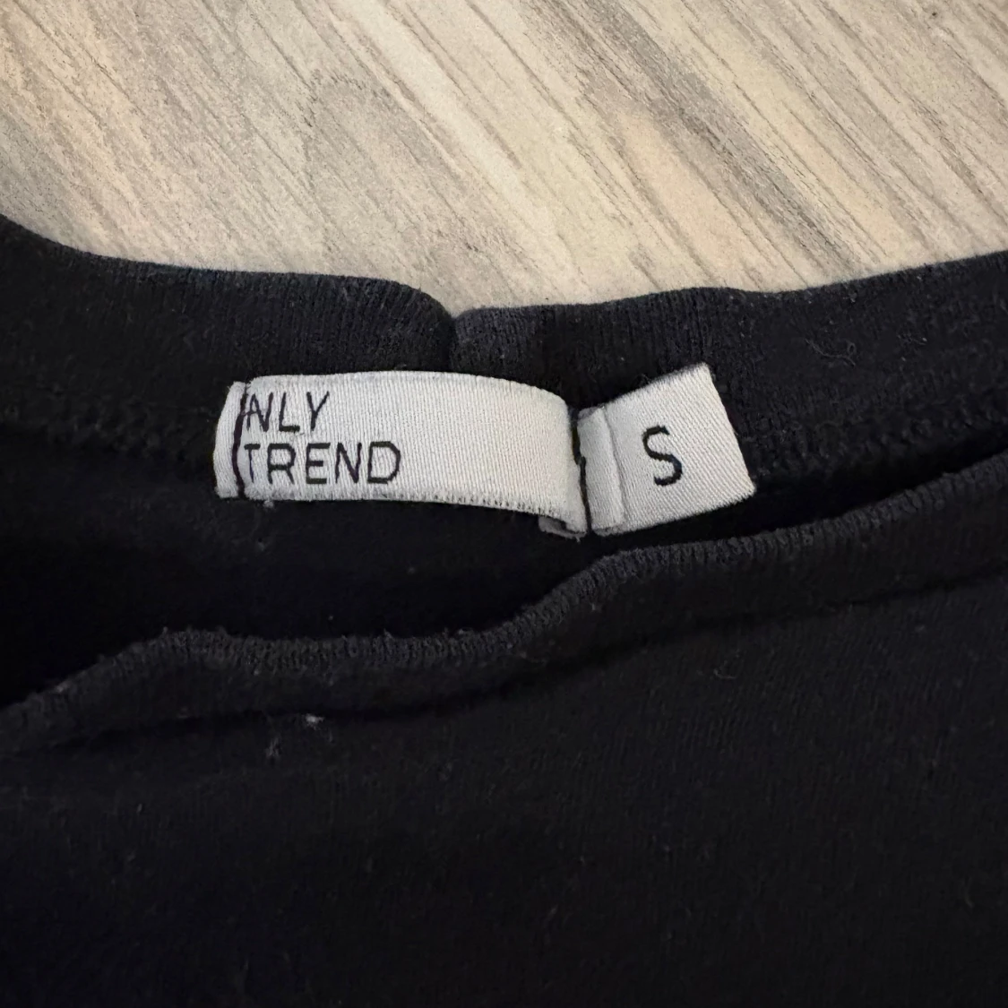 Svart t-shirt med pantermotiv från Nelly - 1