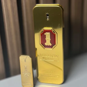 1 Million Royal herrparfym från Paco Rabanne - Exklusiv herrparfym 1 Million Royal från Paco Rabanne. Denna flaska är en tester vilket inte är någon alls skillnad från den ”riktiga” parfymen. Jag fick den av min farbrors fru som jobbar inom parfym. Du får också en lite one million flaska på köpet med pyttelite av den original one million i 🙌