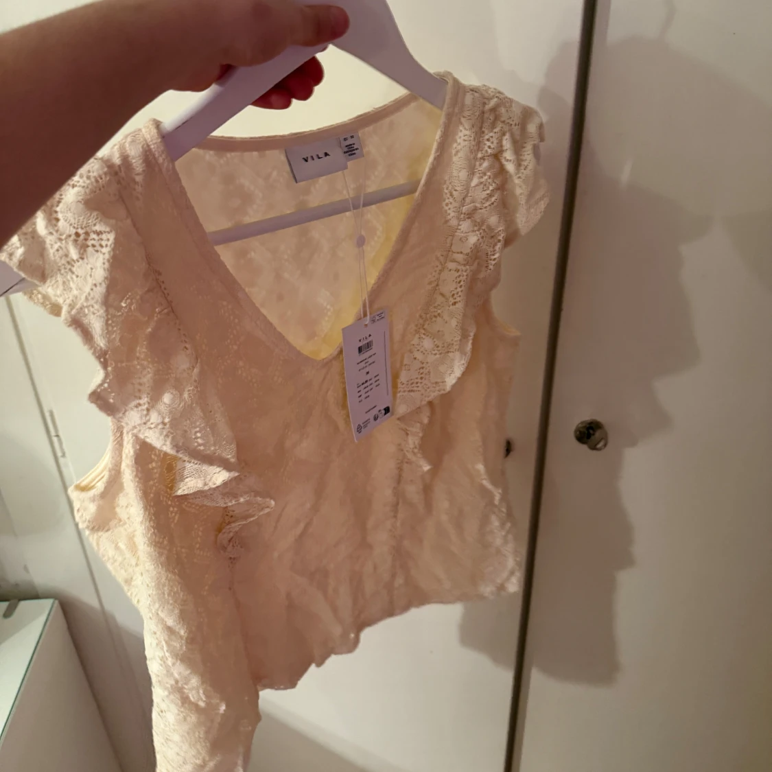 Beige blus med volang från Vila - 1