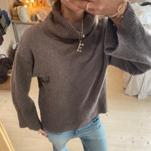 Stickad tröja - SUPER snygg polo tröja i ull!! Tryck gärna på köp nu❣️❣️