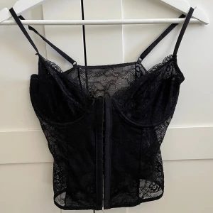 Festtopp - Topp i mycket bra skick utan defekter från Nakd! 