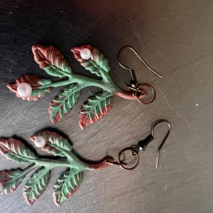 Handgjorda örhängen med blad och pärlor - Unika örhängen formade som gröna blad med rosa kanter och små vita pärlor. Perfekta för dig som vill ha ett naturinspirerat smycke med en konstnärlig touch.