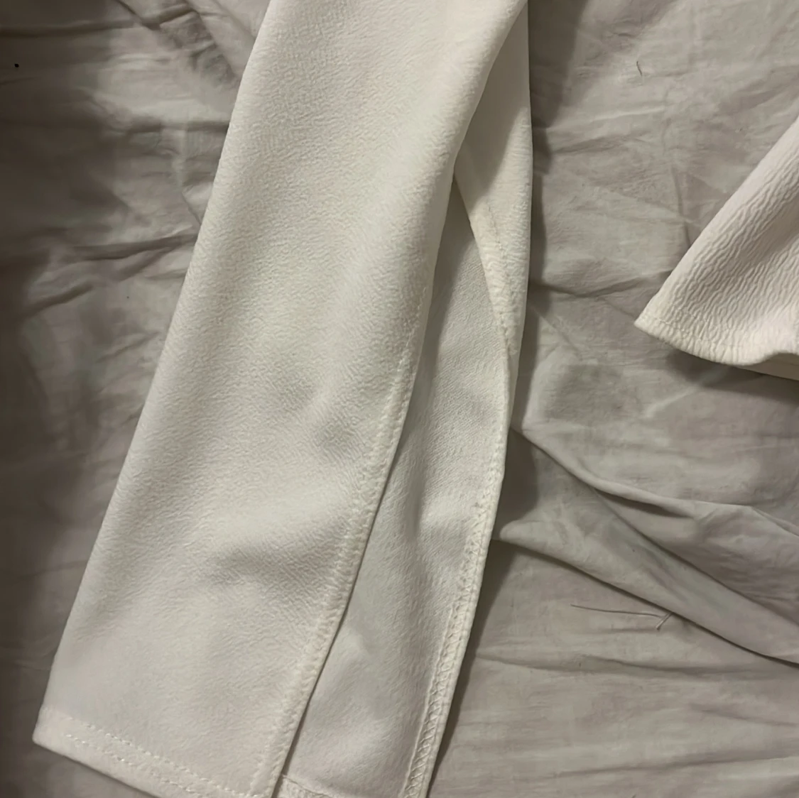 Vit omlottopp med knyt från Boohoo - 1