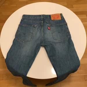 Levis 502 Hi-Ball Jeans - Säljer ett par klassiska Levis 502 Hi-Ball jeans i blå denim. De har en straight passform och är midwaist. Perfekta för en avslappnad stil med den ikoniska Levis-lappen baktill.