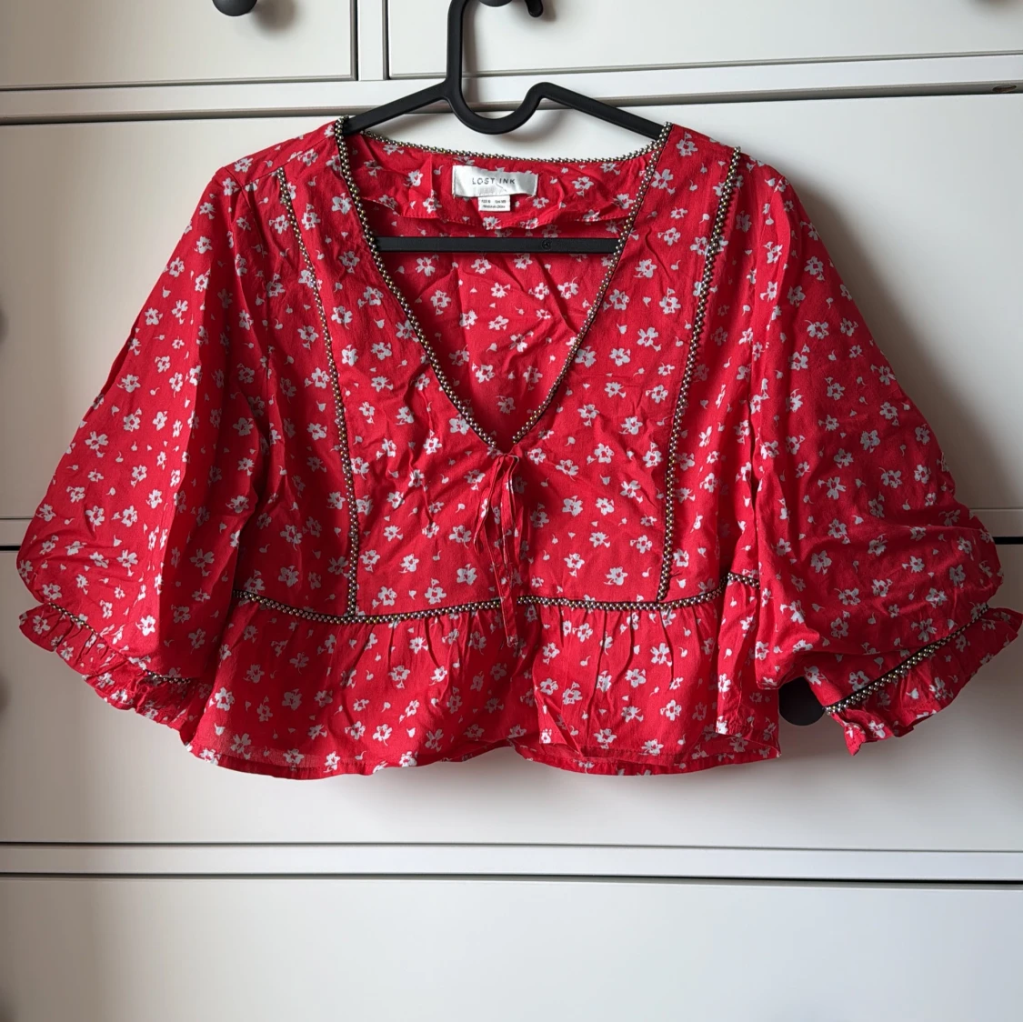 Röd blommig blus från Lost Ink