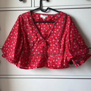 Röd blommig blus från Lost Ink - Perfekt för en somrig look!