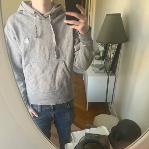 Acne hoodie - Acne hoodie i storlek S, jag är 180, hoodie sitter lite lösare ned till typ både tjejer o killar kan ha, några defekter men inget som syns tydlig vid användning, skriv vid frågor