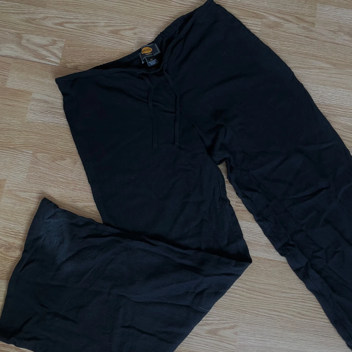 Svarta linnebyxor från Urban Outfitters - 1