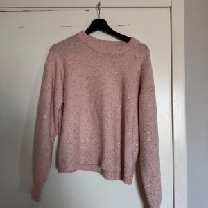 Rosa glittrig tröja - Säljer min glittriga och rosa tröja! Obs, den är mer rosa i verkligheten💞💞