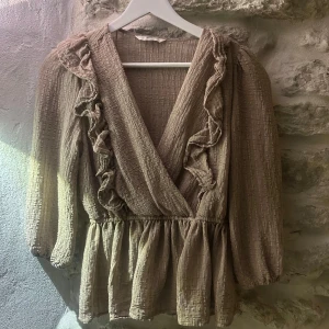 jätte fin volang blus 💕 - säljer denna jätte söta volang blusen från only då den inte kommer till användning längre! hör av er om ni undrar något 💕